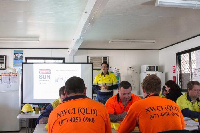 Photo: Ms Crotty talks to workers at a building site in South Brisbane. (612 ABC Brisbane: Jessica Hinchliffe) Source: ABC News